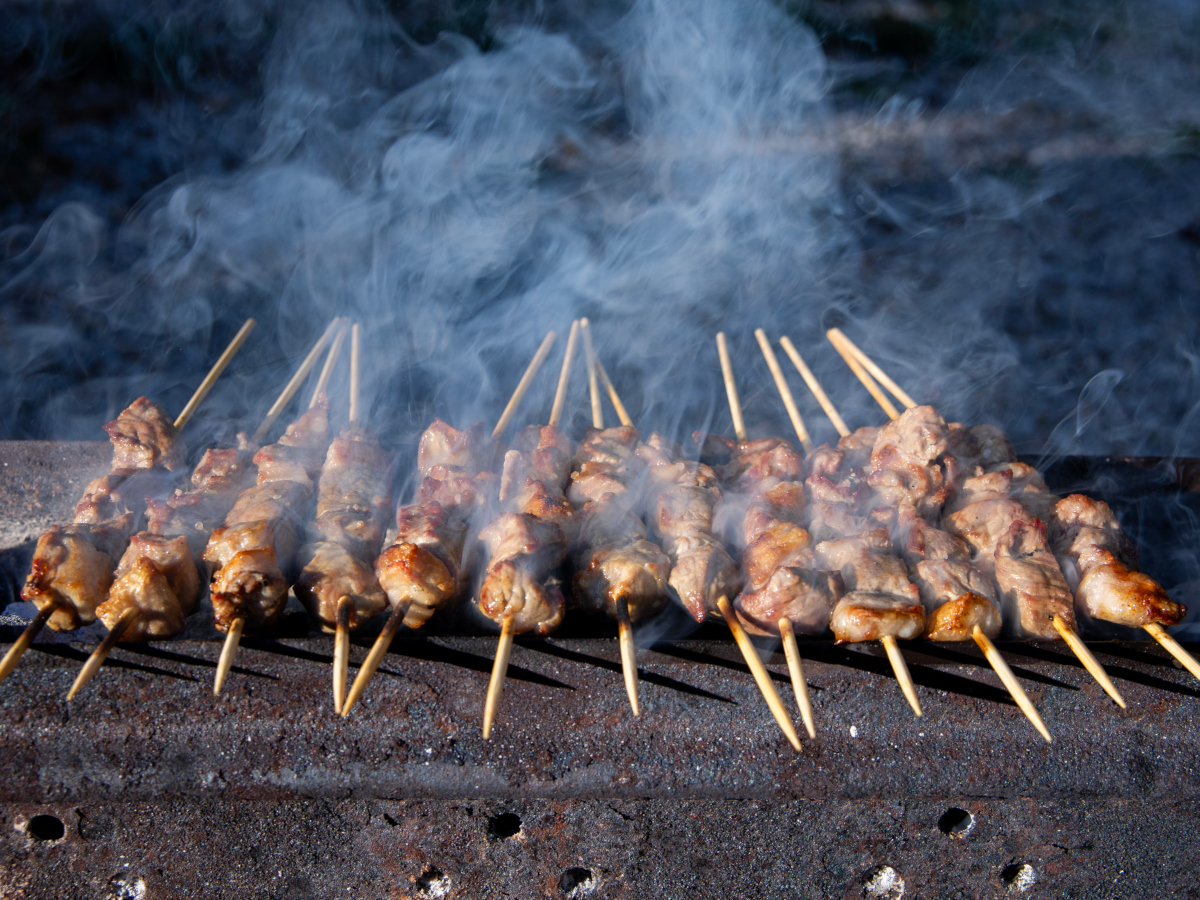 Prodotto tipico abruzzese: arrosticini abruzzesi e formaggi stagionati abruzzesi